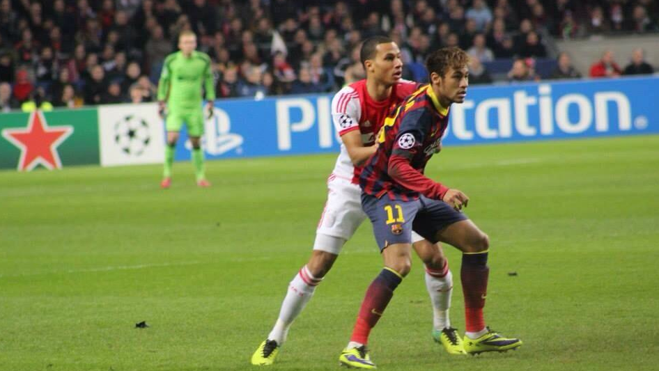 Van Rhijn hier nog in duel met Neymar. (Foto: @Sharpiee6)
